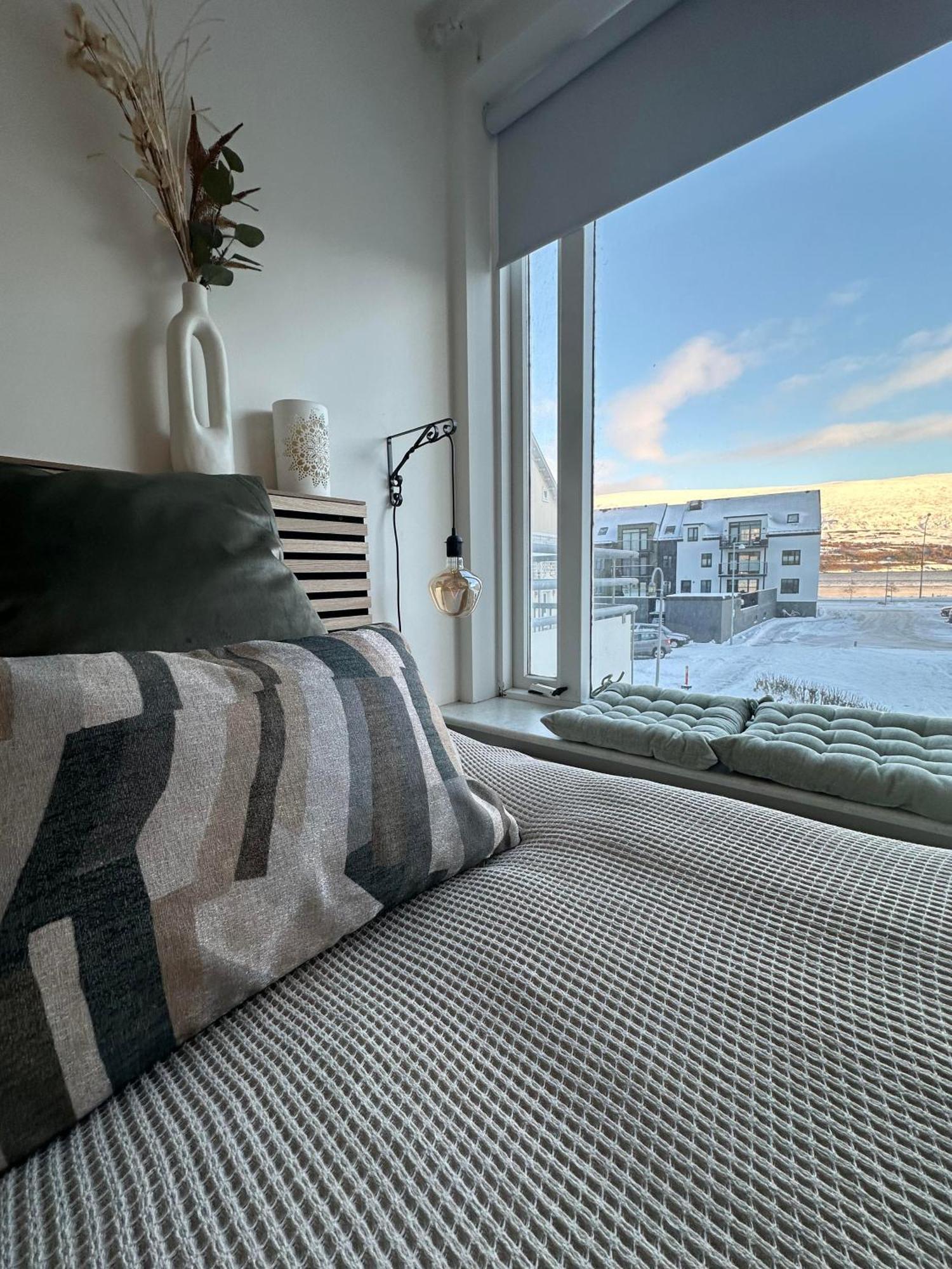 Charming Deluxe Apartment Акурейри Екстериор снимка